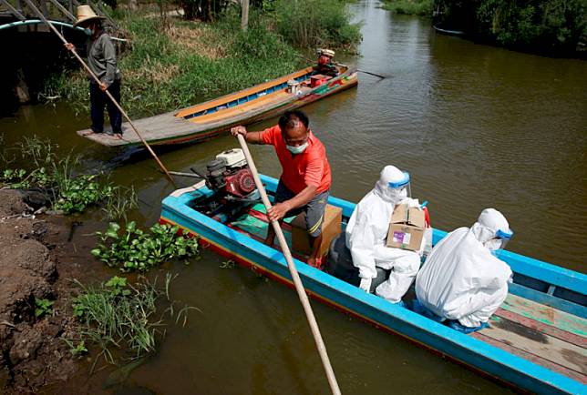 Naik Sampan, Tenaga Medis Thailand Sambangi Daerah Terpencil